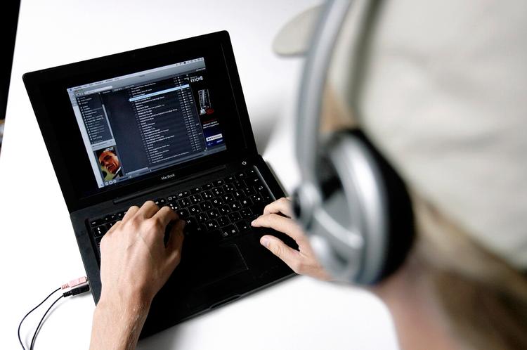 Med streaming får brugerne adgang til millioner af musiknumre uden at skulle downloade dem. De bliver  afspillet nærmest som i en radio, hvor man selv sammensætter musikken. Svenske Spotify har stor succes med konceptet. Foto: Jens Dresling 