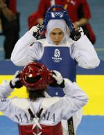 Den egyptiske taekwondo-kæmper Noha Abd Rabo gør klar til en kamp ved OL i Beijing iført sit tørklæde. Det er nu også tilladt at bære tørklædet ved VM i Danmark i næste måned. Arkivfoto. 