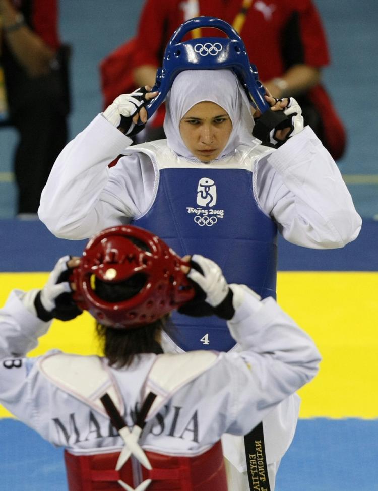 Den egyptiske taekwondo-kæmper Noha Abd Rabo gør klar til en kamp ved OL i Beijing iført sit tørklæde. Det er nu også tilladt at bære tørklædet ved VM i Danmark i næste måned. Arkivfoto. 