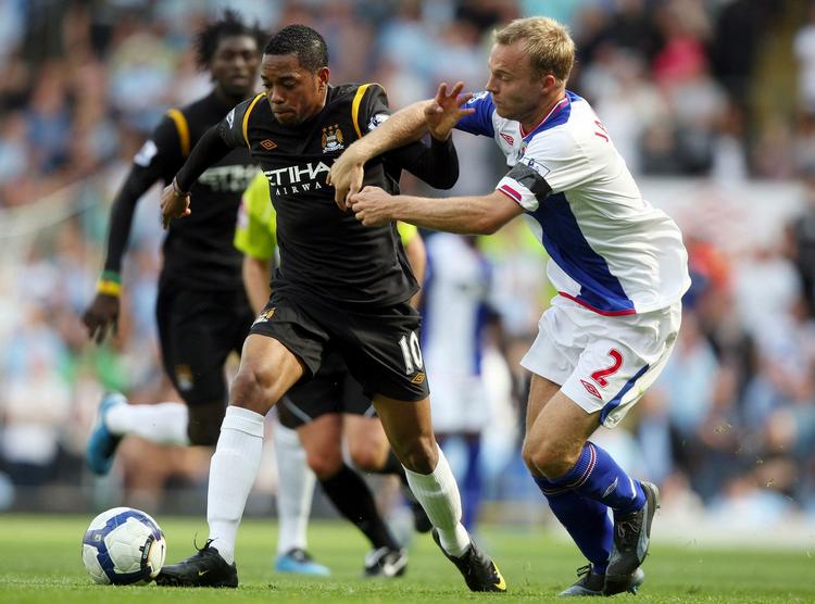 Lars Jacobsen (til højre) i nærkamp med den brasilianske verdensstjerne Robinho i Blackburn møde med Manchester City for en måned siden. Arkivfoto. 