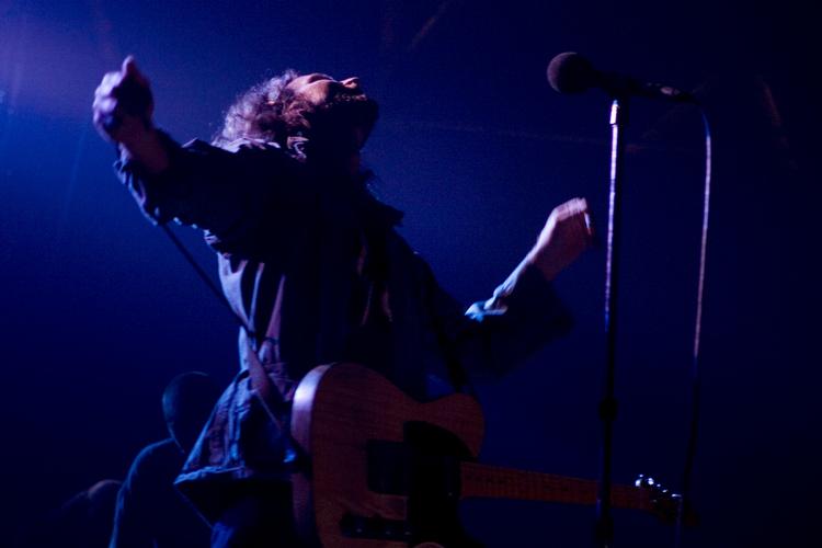 Væk er de mange eksperimenter, der i perioder har gjort Pearl Jam til et på én gang inspirerende og frustrerende bekendtskab. 