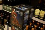 Fænomenet med vin i tre- og femliters emballage er udelukkende nordisk, siger Dansk Supermarkeds vinindkøbschef. 