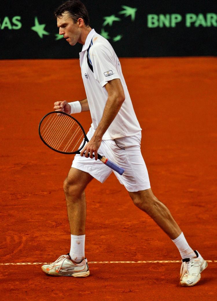 <B>En mand med et våben. </B> Kampen mellem Karlovoc (billedet) og Stepanek  var den fjerde længste i Davis Cup-historien. Den længste match blev spillet i 1982, hvor USA's John McEnroe slog Sveriges Mats Wilander med 9-7, 6-2, 15-17, 3-6 og 8-6 på seks timer og 22 minutter. Dengang blev der ikke brugt tiebreakafgørelser i modsætning til nu, hvor der kun spilles uden tiebreak i femte og afgørende sæt. Tennishistoriens længste kamp stod mellem franskmændene Fabrice Santoro og Arnaud Clément ved French Open i 2004. Santoro vandt med 6-4, 6-3, 6-7 (5-7), 3-6, 16-14 og brugte seks timer og 33 minutter. 