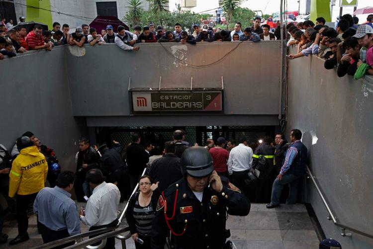 Metrostationen i Mexico City umiddelbart efter det vilde skyderi, hvor to blev dræbt. 