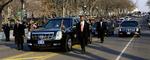 Livvagter fra Secret Service beskytter Barack Obamas pansrede bil under indsættelsesceremonien i januar. Arkivfoto. 