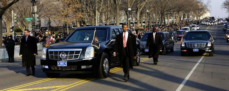 Livvagter fra Secret Service beskytter Barack Obamas pansrede bil under indsættelsesceremonien i januar. Arkivfoto. 