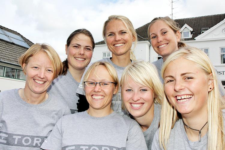 Lotte Meldgaard (tv.), Trine Abrahamsen, Helle Ørum, Christina Refn, Ida Laurent, Rie Holm og Mille Jensen er sammen med Camilla  Ulrikkeholm, der mangler på billedet, udpeget til det olympiske matchracehold.  Foto: Christian M. Borch/ Sejlsport.dk 