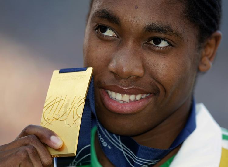 Caster Semenya med VM-guldet på skamlen i Berlin. Arkivfoto. 
