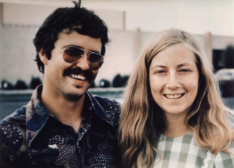 'Patty Hearst - millionærdatteren som blev terrorist' er en amerikansk dokumentarfilm fra 2004. Bortførelsen af  Patty Hearst i februar 1974 var den mest spektakulære aktion udført af nogen amerikansk terrorgruppe. Og da Patty Hearst nogle måneder senere tilsyneladende frivilligt sluttede sig til gruppen udløste det et mediehysteri i den amerikanske offentlighed, som gruppen var ekstrem dygtig til at udnytte. The Symbionese Liberation Army (SLA) blev dannet i 1973 af en lille gruppe unge, og det blev den mest berygtede og bombastiske terrorgruppe i amerikansk historie. Deres ideologi var en blanding af Black Power, modstand mod Vietnamkrigen og politisk radikalisme, og deres mål var intet mindre end en voldelig omstyrtelse af samfundet. Foto: DR 