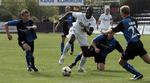 OB's Demba-Nyrèn i nærkamp med HB Køges forsvarere. 