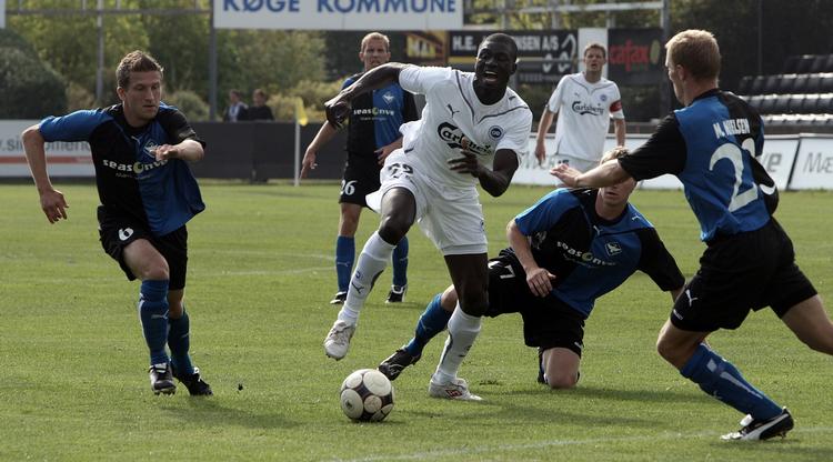 OB's Demba-Nyrèn i nærkamp med HB Køges forsvarere. 