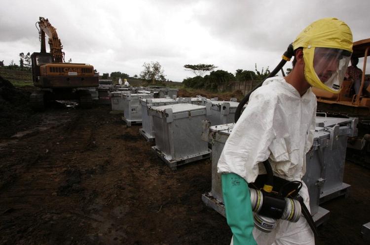 Giftfyldte containere i udkanten af Abidjan på Elfenbenskysten. Omkring 30.000 mennesker har sagsøgt et hollandsk firma for at dumpe kemisk affald. Arkivfoto 