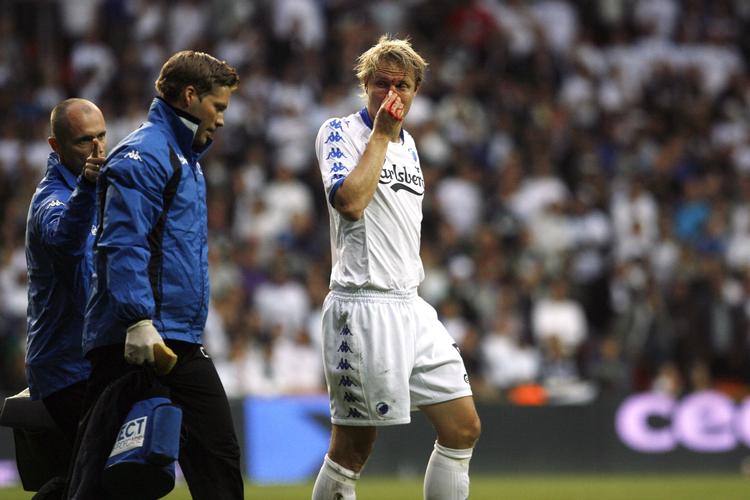 FCK's Ulrik Laursen fik en blodtud i kampens hede, men ellers var Randers-spillerne ganske harmløse. 