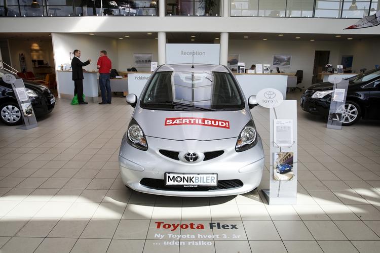 Mange bilmærker prøver at lokke kunder ind med særlige tilbud. Her er vi hos Toyota, der dog ikke gør brug af den slags kampagner lige nu. 