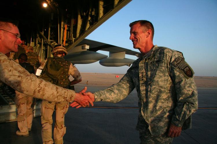 General Stanley McChrystal vil have flere udenlandske soldater til Afghanistan , hvor de skal beskytte afghanerne.  Arkivfoto 