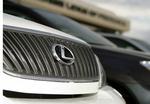 En erfaren amerikansk færdselsbetjent kørte galt i en Lexus og dræbte tre andre. Muligvis på grund af en løs gulvmåtte. 