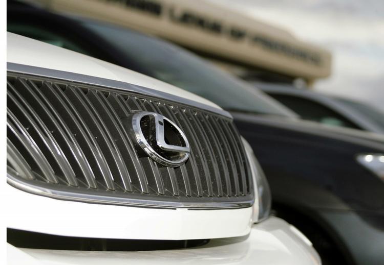 En erfaren amerikansk færdselsbetjent kørte galt i en Lexus og dræbte tre andre. Muligvis på grund af en løs gulvmåtte. 