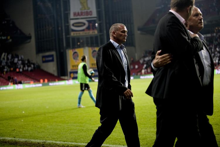 Der var opmuntringer fra Ståle Solbakken og Flemming Østergaard, da John 'Faxe' Jensen i Parken led sit ottende nederlag i ni kampe som Randerstræner. 