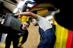 På mange erhvervsuddannelser er der alt for få elever i klassen, men skolerne afviser sammenlægning. Her er det EUC Lillebælt i Fredericia. Smedelærlinge AndersBirger Ravn (t.v) og Martin Madsen 