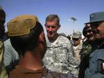General Stanley A. McChrystal på besøg hos afghanske soldater (arkivfoto). 