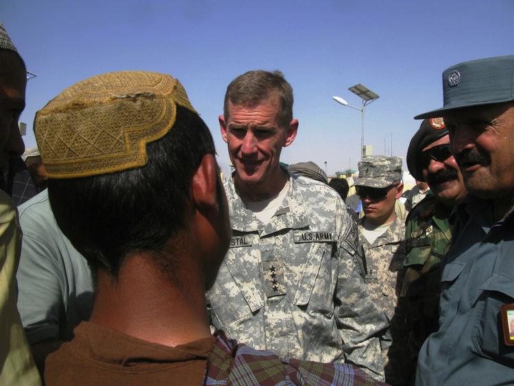 General Stanley A. McChrystal på besøg hos afghanske soldater (arkivfoto). 