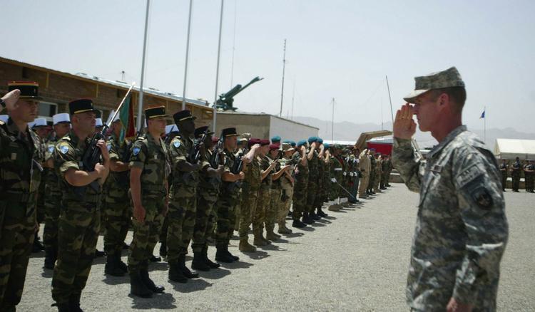 Den amerikanske general Stanley McChrystal, der her inspicerer soldater fra den internationale styrke i Afghanistan,  vil gerne have flere soldater stillet til rådighed. Arkivfoto 