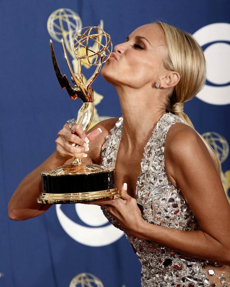 Kristin Chenoweth kysser sin Emmy, som hun fik som årets bedste kvindelige birolle. 