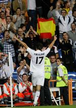 Real Madrids hollandske målmaskine, Ruud Van Nistelrooy, vendte tilbage med en scoring. Her fejrer han scoringen med tilskuerne, som nu igen må undvære ham et stykke tid. 