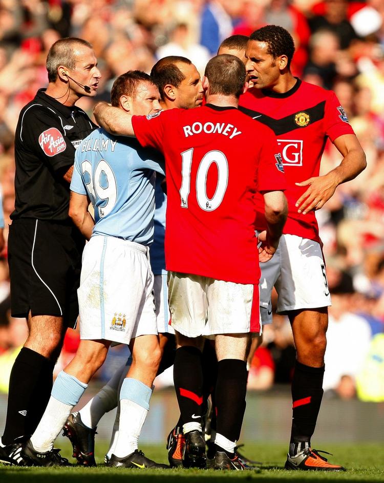 Temperamenterne var flere gange under kampen ved at løbe af med spillerne i Manchester-derbyet. Her holdes Craig Bellamy (tv) tilbage fra Rio Ferdinand (th) af Wayne Rooney. 