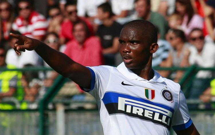 Inters angriber Samuel Eto'o under kampen i Cagliari søndag, hvor han blev svinet til fra dele af tilskuerafsnittene. 