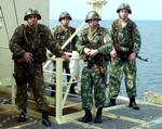 Fire russiske marinesoldater har bevogtet det danskejede skib 'CEC Future' under passagen gennem Adenbugten ved Somalia.Clipper-rederiet ønsker flere soldater, som kan beskytte mod piratangreb. 