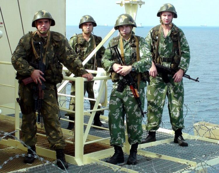 Fire russiske marinesoldater har bevogtet det danskejede skib 'CEC Future' under passagen gennem Adenbugten ved Somalia.Clipper-rederiet ønsker flere soldater, som kan beskytte mod piratangreb. 