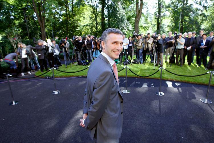 Jens Stoltenberg møder pressen dagen efter valget. Nu er partierne i hans koalition klar med et nyt regeringsgrundlag. 