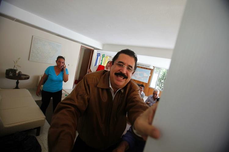 Den afsatte præsident Manuel Zelaya er tilbage i Honduras. Billedet er taget på Brasiliens ambassade, hvor han befinder sig nu. 