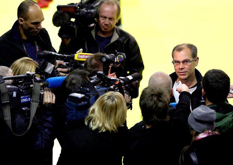Jan Pytlick kræver håndboldkvinderne i en semifinale ved den stærkt besatte GF World Cup. Her optræder landstræneren foran pressen ved EM i Makedonien, hvorfra Danmark ikke kom hjem med imponerende resultater.  Foto: Lars Poulsen 