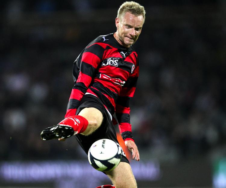 FC Midtjyllands Poul Hübertz scorede i et tomt mål, da AGF'erne Steffen Rasmussen og Anders Kure stødte sammen uden for feltet. 