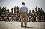 Den amerikanske forsvarsminister Robert Gates besøger de amerikanske tropper i Helmand-provinsen i maj måned. Præsident Obama vil endnu ikke beslutte, om der skal sendes flere soldater til Afghanistan. 