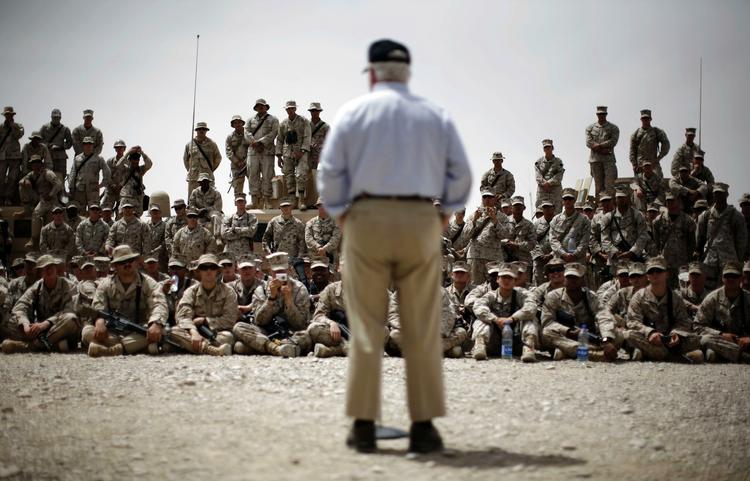 Den amerikanske forsvarsminister Robert Gates besøger de amerikanske tropper i Helmand-provinsen i maj måned. Præsident Obama vil endnu ikke beslutte, om der skal sendes flere soldater til Afghanistan. 