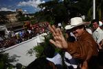 Manuel Zelaya vinker til sine tilhængere fra sit opholdssted på den brasilianske ambassade i Honduras' hovedstad, Tegucigalpa. 