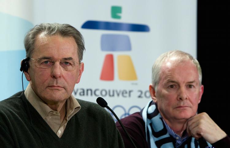John Furlong (th.) sammen med IOC's præsident Jacques Rogge synes, det er i orden, at Canadas atleter får adgang til de olympiske anlæg. Arkivfoto. 