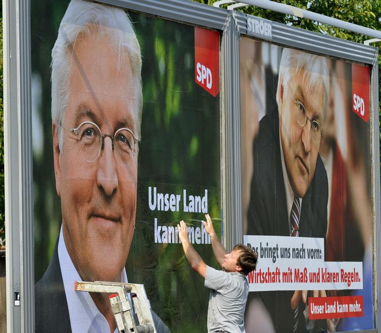 Socialdemokraten Frank-Walter Steinmeier håber, han kan vifte kansler Angela Merkel af pinden - og meningsmålingerne giver ham grund til optimisme. 
