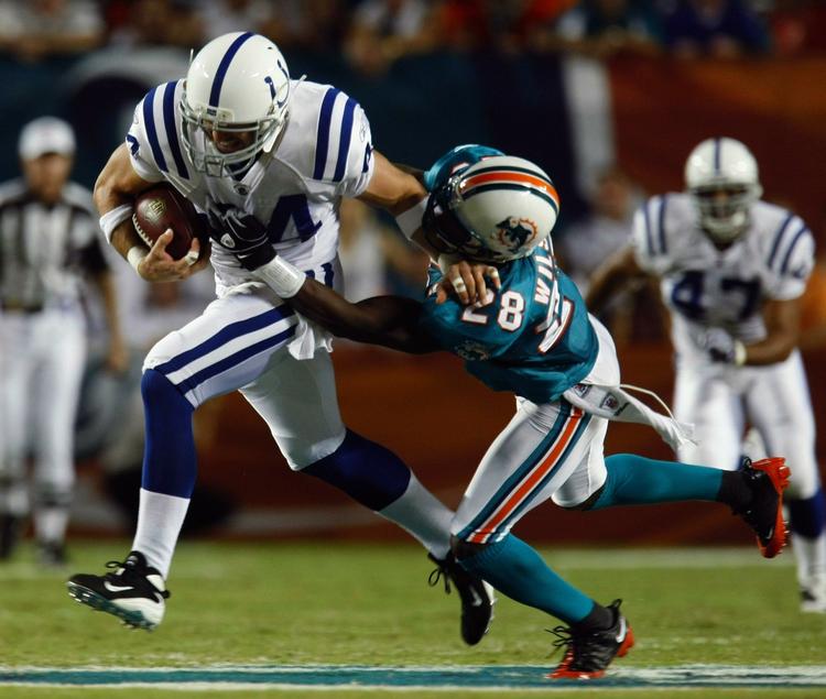 Dallas Clark fra Indianapolis Colts undgår behændingt en tackling fra Gibril Wilson og fortsætter sit løb med en touchdown. 