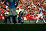 Manchester Citys angriber Craig Bellamy slipper ustraffet efter en episode ved derbyet mod Manchester United. Arkivfoto. 