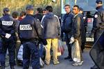 Franske betjente gør klar til at eskortere immigranterne fra den nu fjernede lejr væk. 