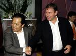 Mindre end to uger efter afskeden med Peter Reid er Bryan Robson klar til at tage over i Thailand, hvor han i dag holdt møde med fodboldformanden Worawi Makudi. 