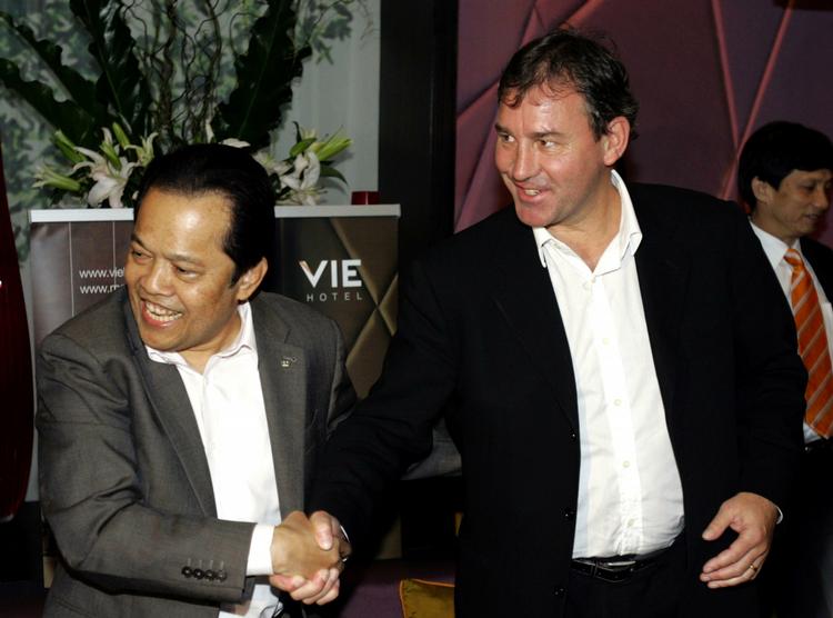 Mindre end to uger efter afskeden med Peter Reid er Bryan Robson klar til at tage over i Thailand, hvor han i dag holdt møde med fodboldformanden Worawi Makudi. 