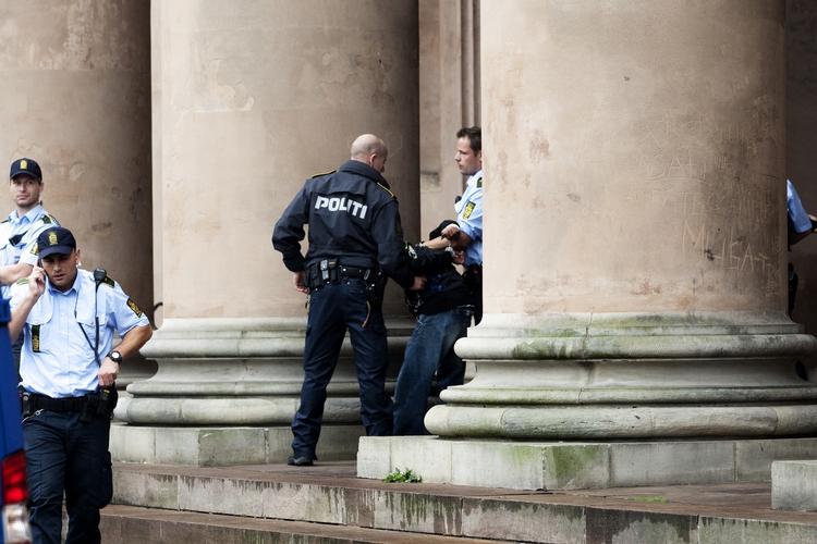 Retssagen er relateret til den verserende banekrig, hvilket skabte slagsmål mellem indvandrere og AK 81'ere foran Københavns Byret. 