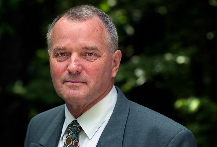 Den tidligere chef for jæger-korpset, Poul Dahl, har sidst været i kontakt med forfatteren Thomas Rathsack i fredags. »Han er udsat for et enormt pres«, siger Poul Dahl. 