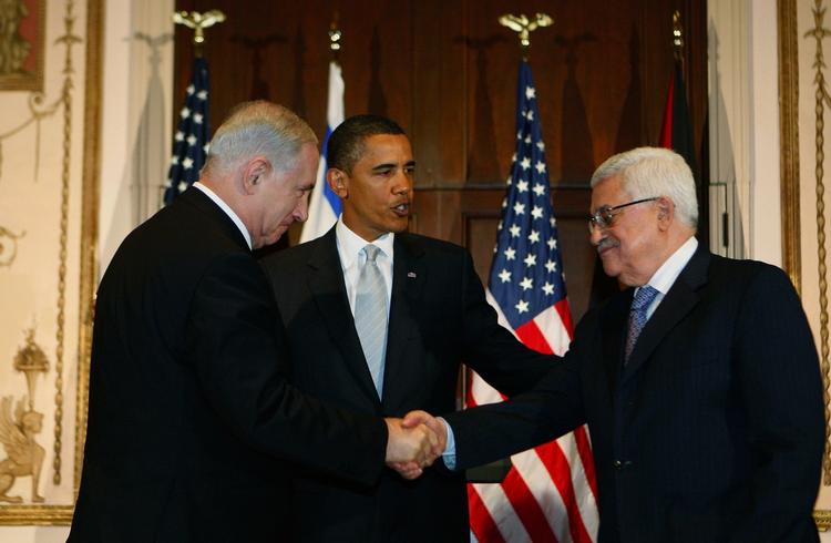 Det lykkedes USA's præsident, Barack Obama, at få Benjamin Netanyahu og Mahmoud Abbas til at give hinanden hånden, da de tre mødtes i dag. 