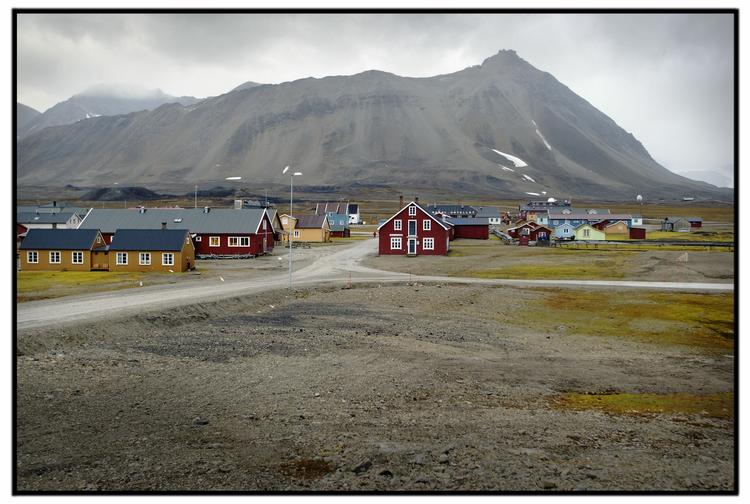 Vi befinder os rent geologisk i kvartærtiden. Men nu er der opnået videnskabelig enighed om, at denne periode startede langt tidligere end hidtil antaget.. Motivet er en geologisk skønhed på Svalbard. (arkivfoto) 